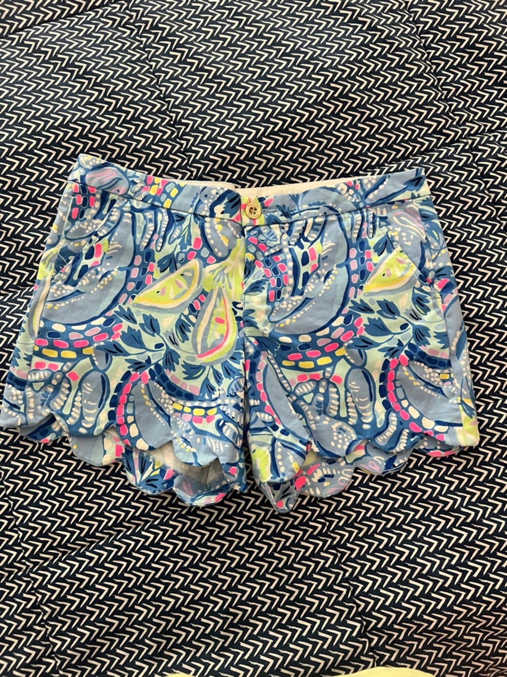 Like New Lilly Pulitzer Women’s Blue Tropical Print Scallop Hem Shorts